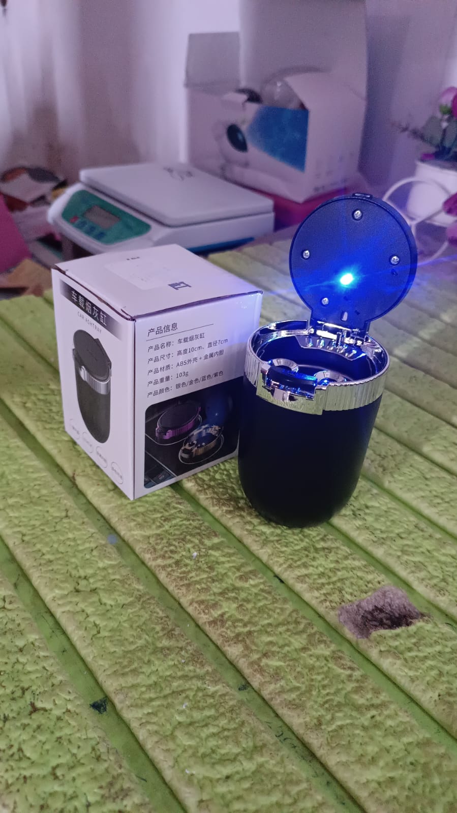 Portable Car Ashtray with Lid and Blue LED Light (1 Pc) Portable Car Ashtray with Lid and Blue LED Light (1 Pc)